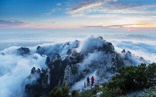 云海山峰间的徒步美景