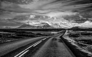 黑白旷野公路风景