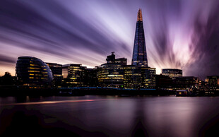 伦敦夜景中的高耸建筑