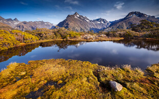 山间湖泊秋色美景
