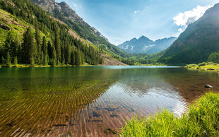 山间静谧湖景