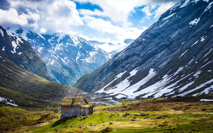 山间美景雪覆峰谷小屋