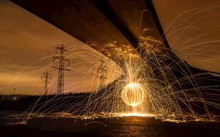 夜幕下桥梁旁绚丽钢丝棉光绘