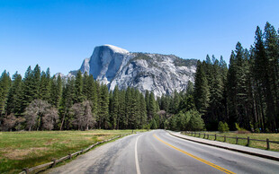 山间公路旁的壮丽山景