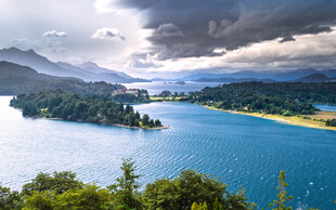 壮丽湖景与山峦风光