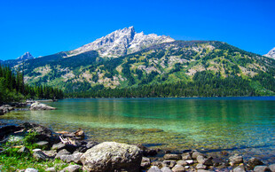 湖畔青山美景