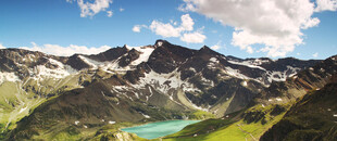 高山间的碧湖美景