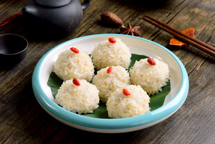 糯米丸子摆于盘中