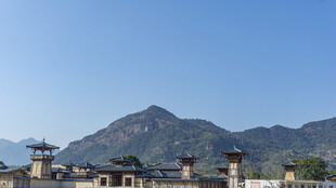 中式建筑与远山美景