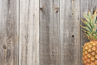 木质背景上的新鲜菠萝