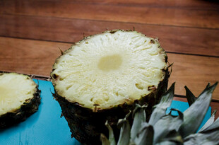 切开的新鲜菠萝