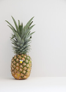单个新鲜菠萝特写