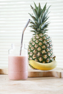 菠萝与粉色饮品的清新组合