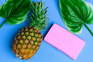 蓝底上的菠萝与粉色物件