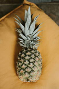 黄色垫子上的新鲜菠萝