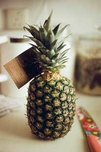 桌上可爱带标签的新鲜菠萝