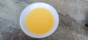 一碗金黄澄澈的小米粥