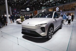 车展上的银色新能源汽车