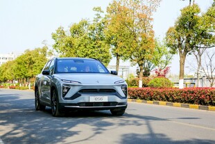 银灰色SUV行驶在林荫道