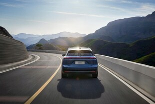 公路上行驶的蓝色汽车