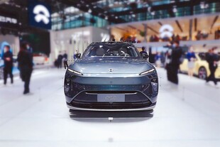 车展上的炫酷黑色汽车
