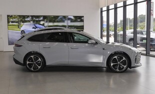 银色时尚轿车展示于展厅