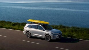 公路上的自驾SUV与皮划艇