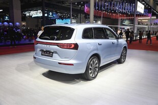 白色时尚家用轿车展示