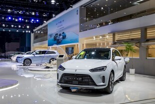 展厅中的时尚新款汽车