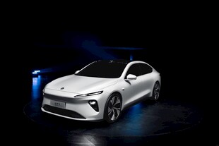 炫酷白色新能源轿跑