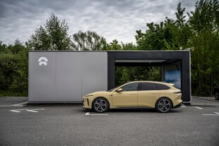 金色轿车停于独特建筑旁