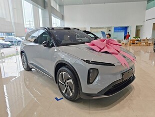 展厅中带粉饰的时尚新能源汽车