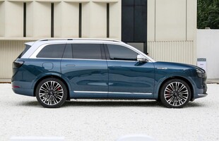 深蓝色时尚SUV汽车外观