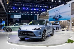 车展上的时尚新能源汽车