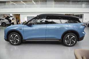 蓝色时尚款SUV汽车展示