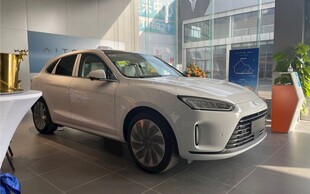 展厅中的时尚银色轿车