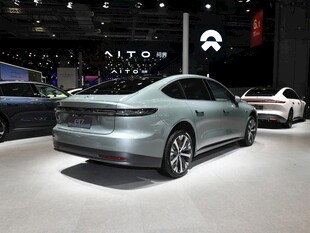 银色轿车展示于车展现场