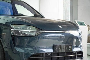 时尚电动汽车前脸特写