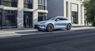 街道旁的时尚银色SUV