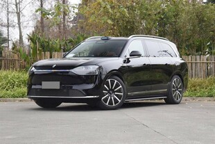 黑色大气SUV停于户外