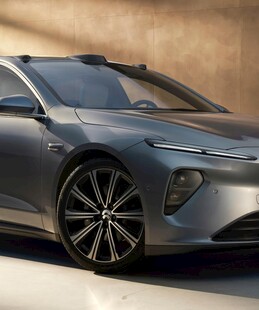 银色时尚电动汽车特写