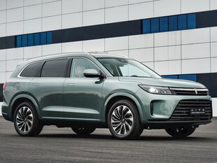 银灰色SUV汽车外观展示