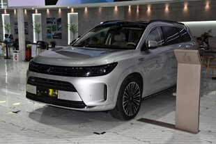 银色时尚SUV汽车展示