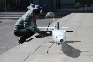 男子调试白色无人机