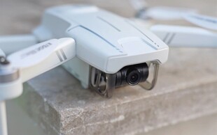 户外监控摄像头特写