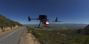 公路上空飞行的无人机