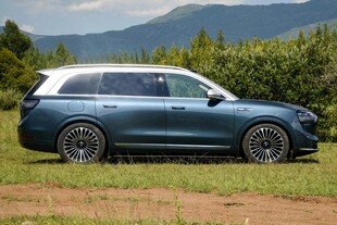 户外草地停放的蓝色SUV