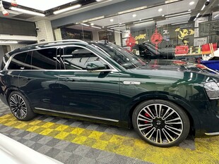 深绿色豪华SUV室内展示