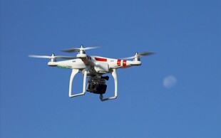 空中飞行的白色无人机