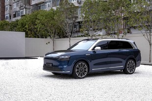 深蓝色SUV停于户外场景